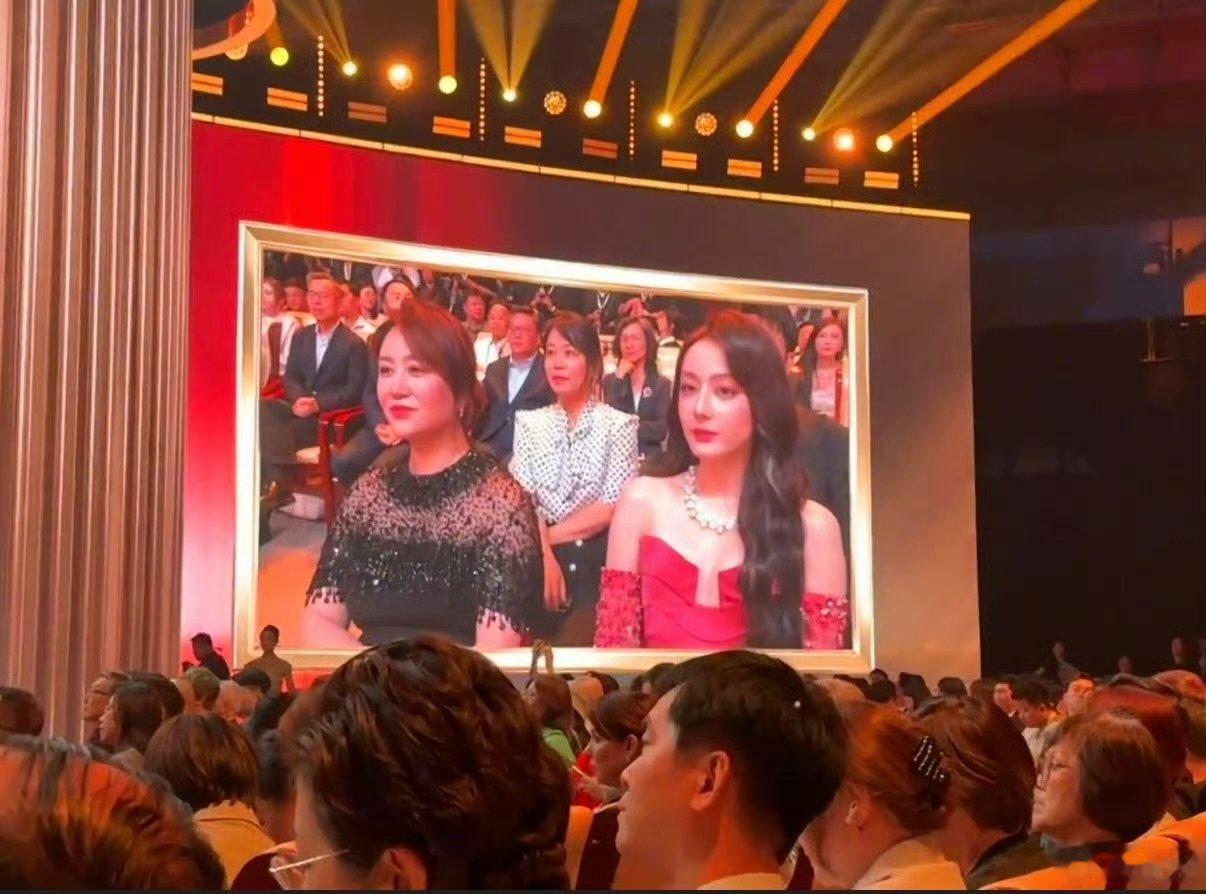 迪丽热巴圈内待遇迪丽热巴和马丽坐一起前排紧挨马丽，业内认可度一目了然 