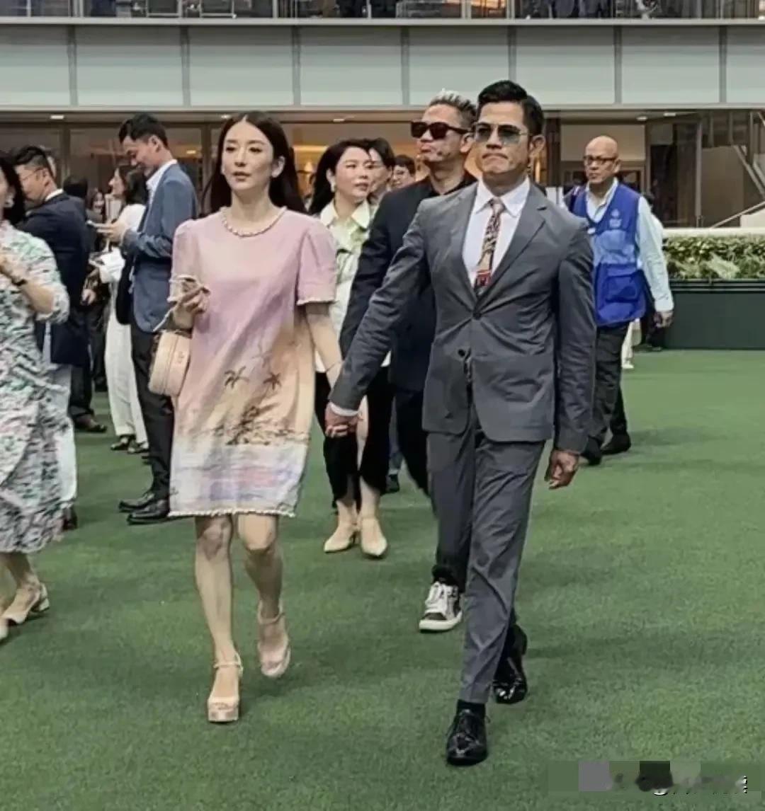 天王嫂方媛出来炸街了
果然岁月从不败美人呀

都说郭天王身高是短板
但配方媛已经