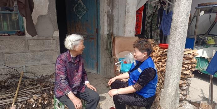 杨林琴探访王阿婆显温情