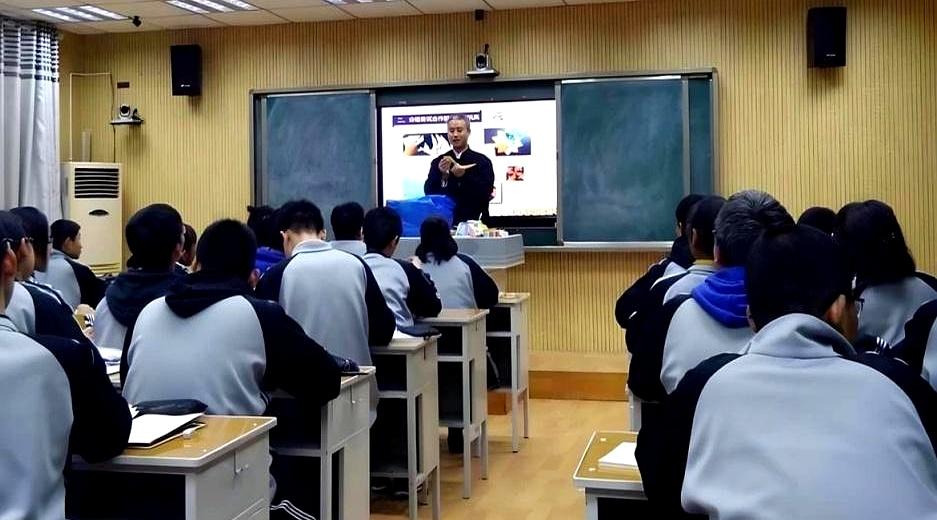 高考一出分，朋友圈和各大平台突然像开了“600分批发市场”，满屏都是“我家孩子6