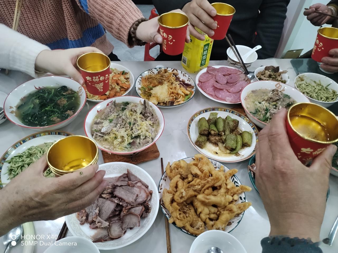 今天又聚会了，做了几个菜，欢迎闺女的伴娘，都是自家亲戚孩子，下火车接家里吃口饭。