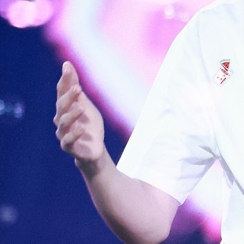 王橹杰[超话] [心]阳光信用 [心]每日一善 生活就像一面镜子，你对它笑，它就