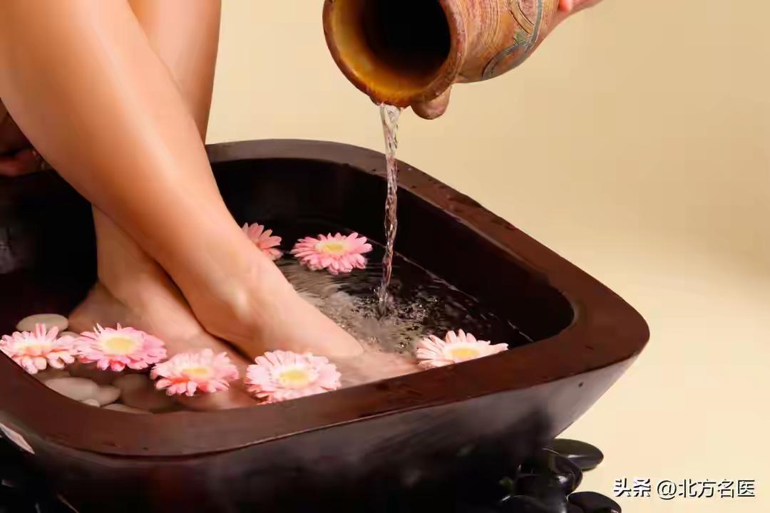 天冷后少洗澡真有必要。气温低时，人体腠理闭合，阳气内敛，常洗澡会让阳气外泄，风寒