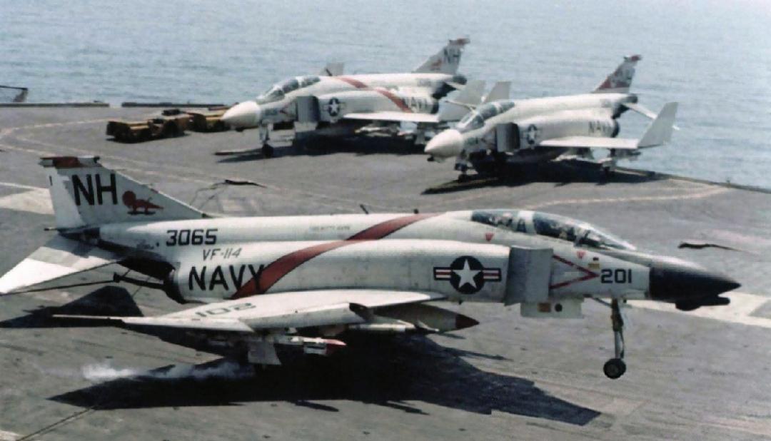 1967年，越南战争中，一架F - 4B“鬼怪II”舰载战斗机在完成一次攻击任务