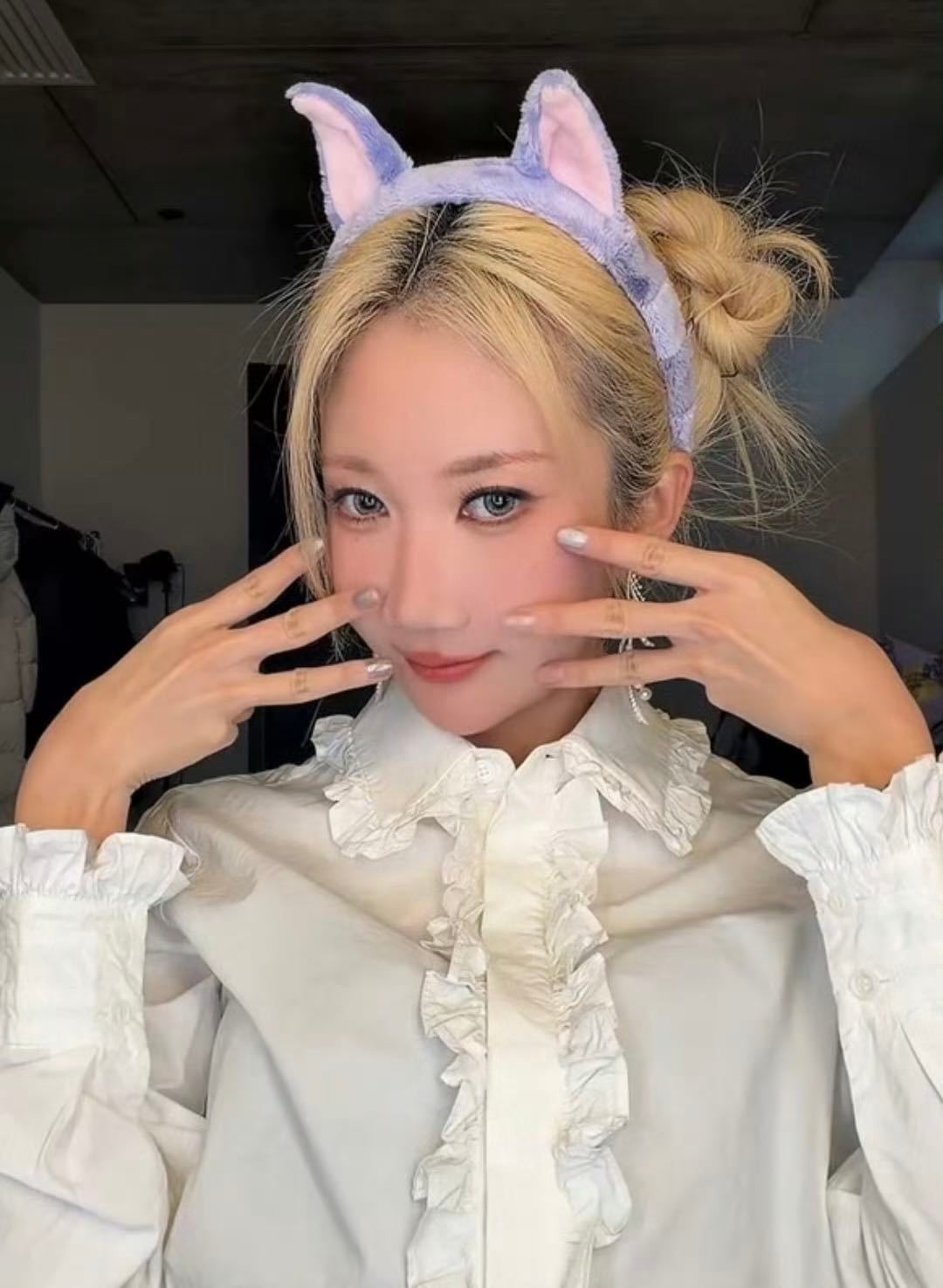 乃万直播一开就是宠乃万直播超宠粉，上来就把亲手手串送出。这种双向奔赴的美好，就像