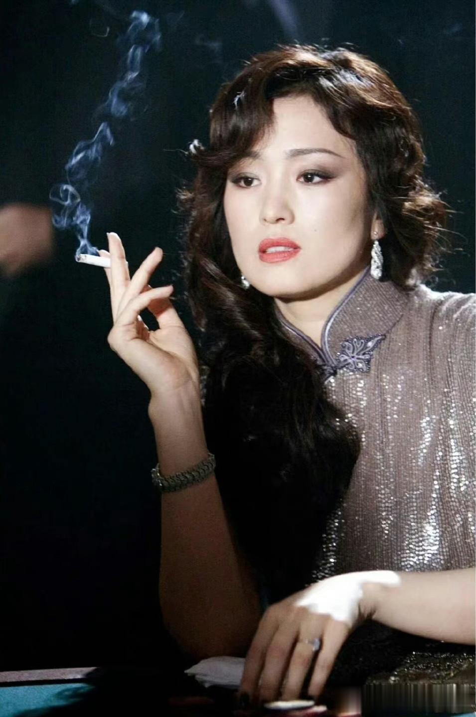 记得巩俐也喜欢抽烟吧？不知道巩俐平时是怎么样保养的，用什么样的护肤品，是怎样运动