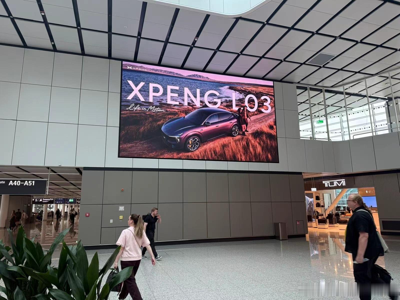 在国外看到中国品牌在机场打广告内心激动满满 这车放在国外可能很多老外都要研究半天