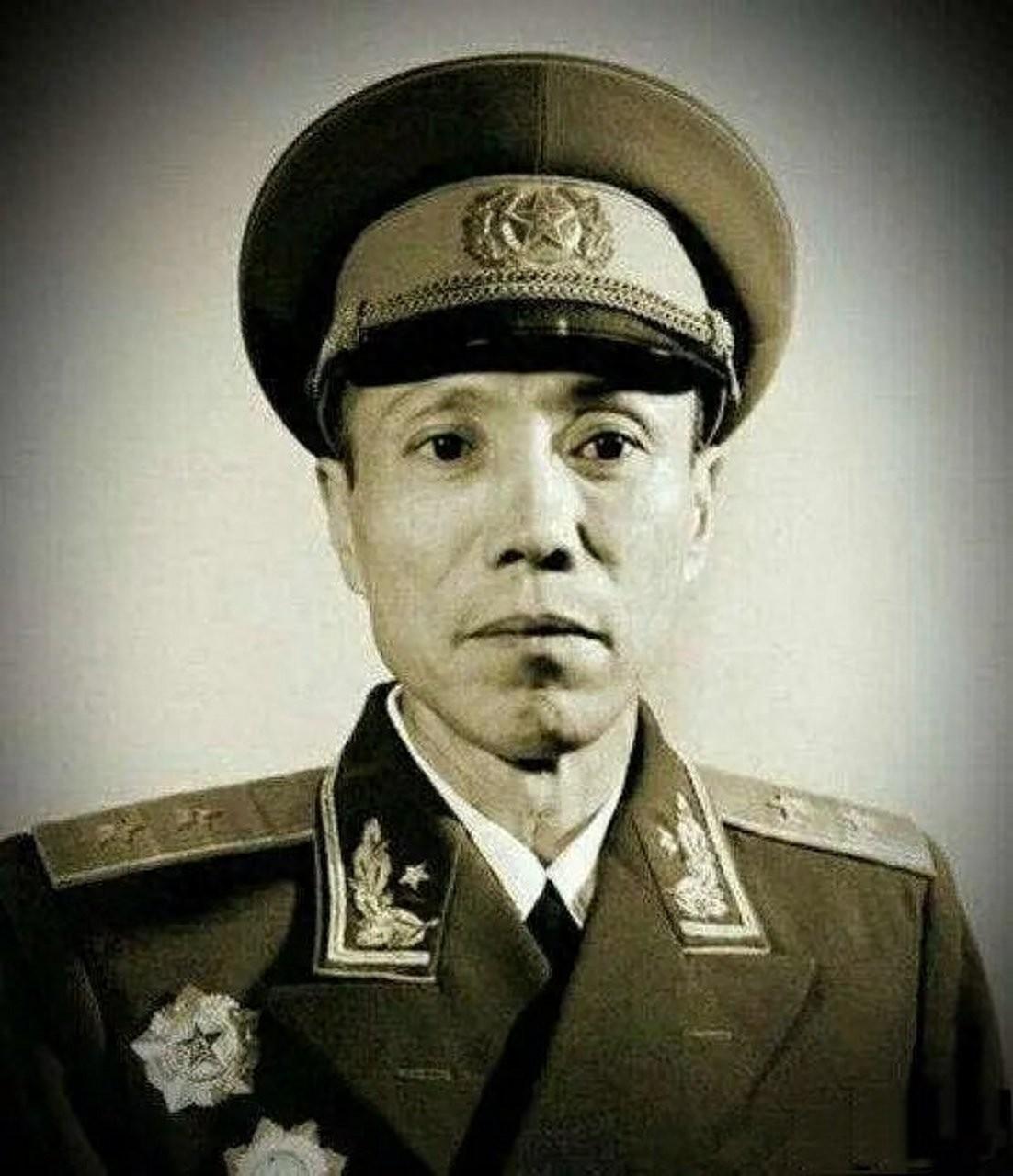 毛主席第一次见程世才，好奇地问：堂堂一个军长为何拿长枪？
“1935年6月，同志