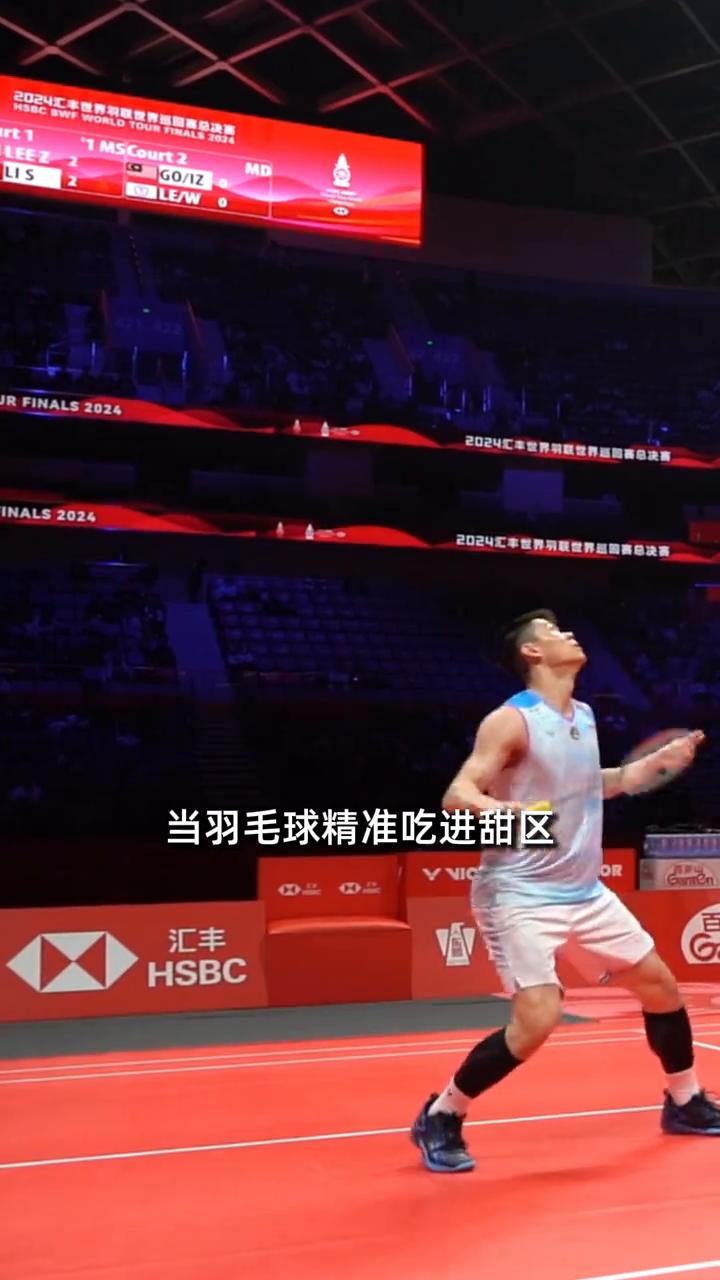 为什么职业比赛的杀球声像爆炸一样？
·1.甜区。职业选手的击球点几乎都在甜区，当