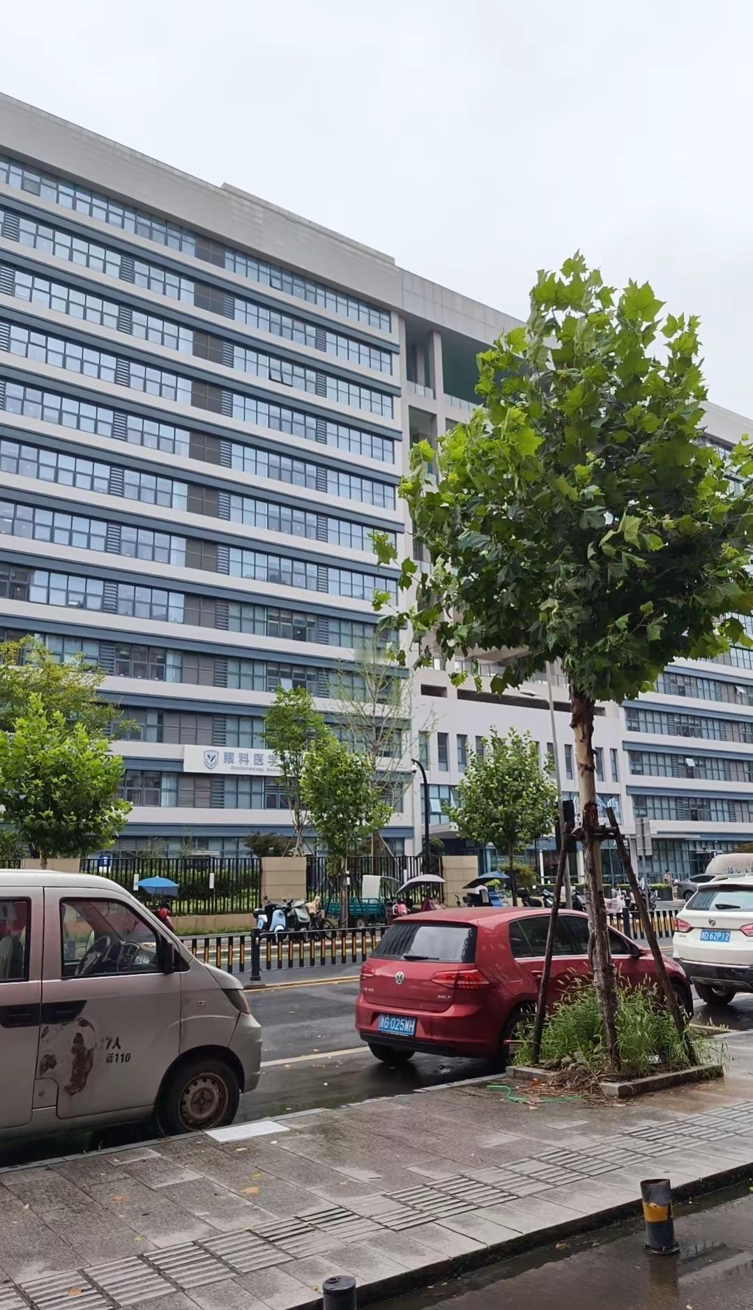 台风巴威顺利过境，杭州全域防御给力。身在浙四医院，镇政府工作人员还主动来电提醒避