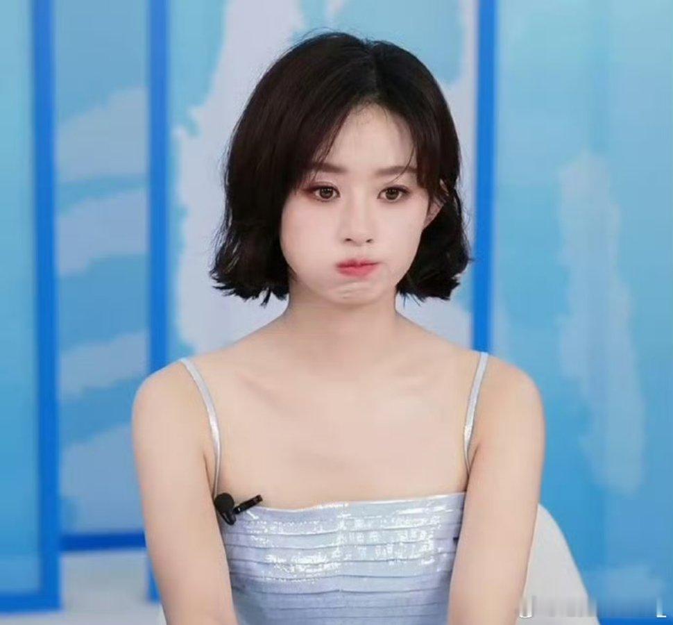 #赵丽颖直播造型##赵丽颖[超话]#嘿嘿好俏皮的感觉[害羞][害羞]短发的丽颖真