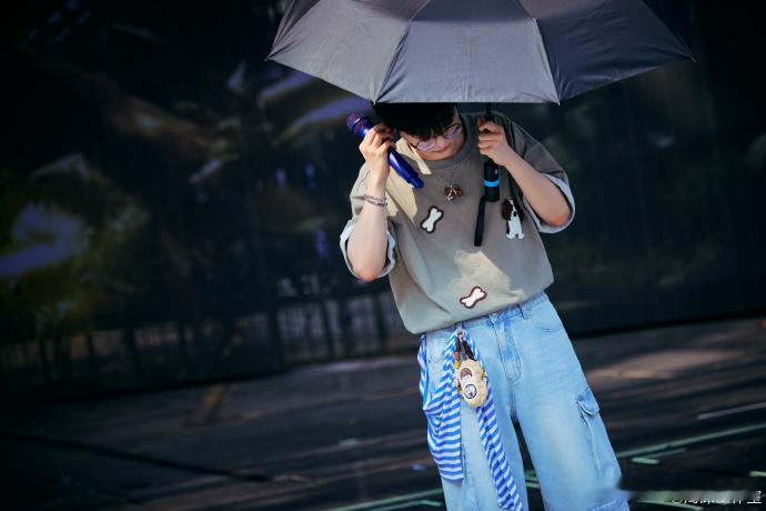 周深靠用力地鞠躬把眼泪甩掉谁懂现场直击的冲击力！收尾曲《地球没有你》旋律响起，周