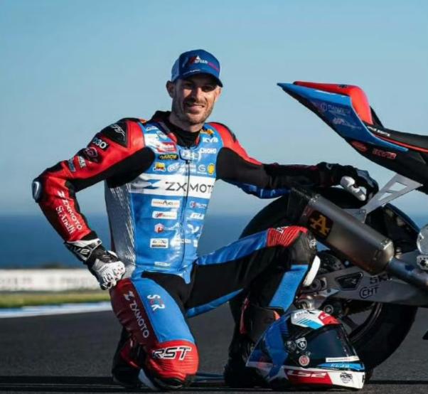 这位夺冠的法国车手，
怀疑过自己的车技，怀疑过自己的年龄，怀疑过自己的运气，就是