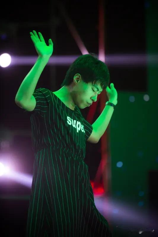 徐良演唱会伴舞爆火 徐良演唱会伴舞爆火这事儿太有意思了！2026年徐良“时间折叠