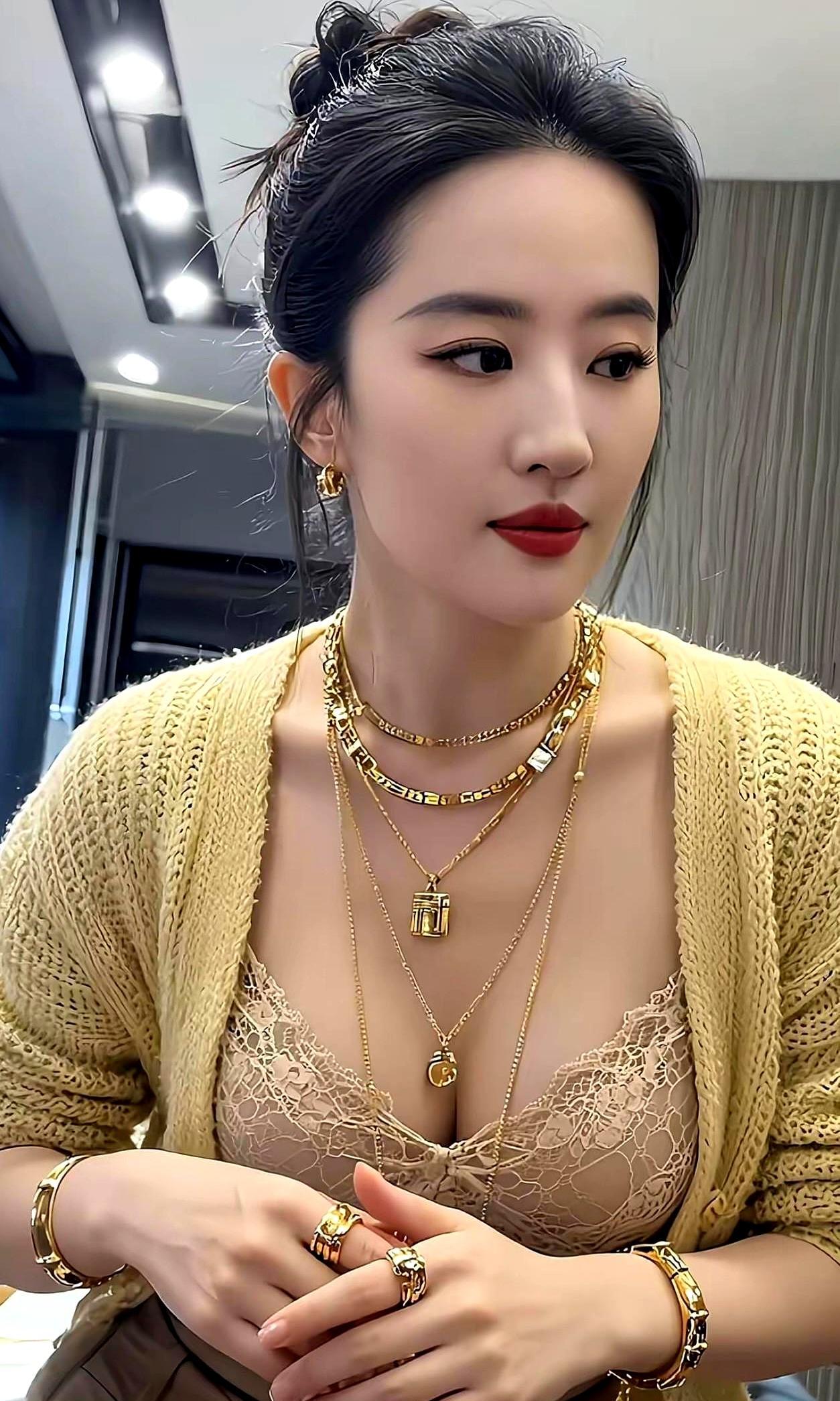 刘亦菲一笑，牙花子就露出来，这反而成了她最值钱的地方。
你仔细看，她大笑时上牙龈