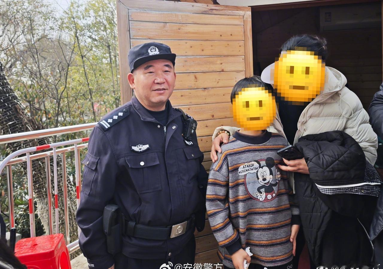 【民警三河景区及时救助走失男童，家人团聚暖人心】2月18日大年初二，合肥·三河古