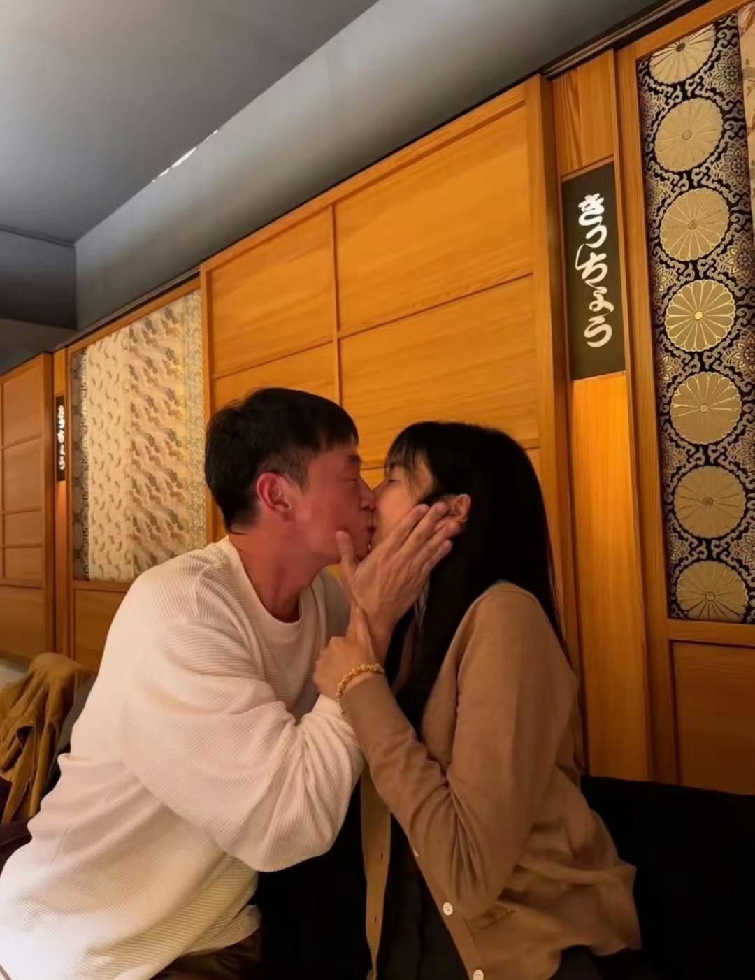 结婚十周年纪念日，演员杨谨华与富商丈夫深情拥吻，共庆甜蜜时刻。好友杨祐宁夫妇亦到