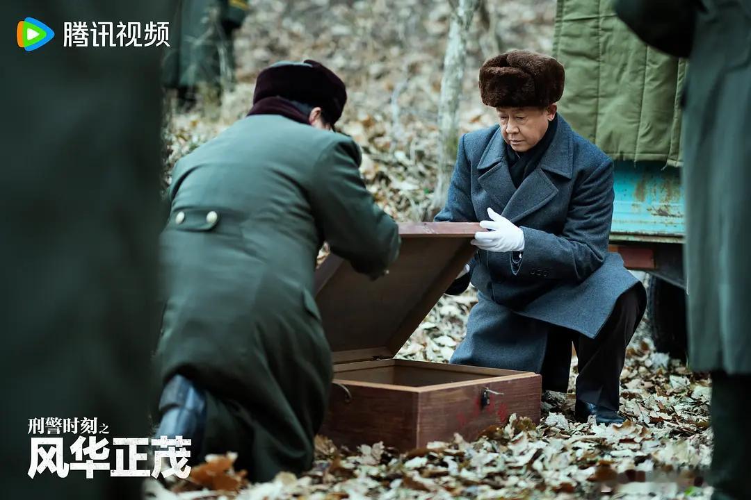 以九十年代，我国公安刑警破获多起社会影响恶劣的重案为背景，讲述了公安刑警在刑事侦