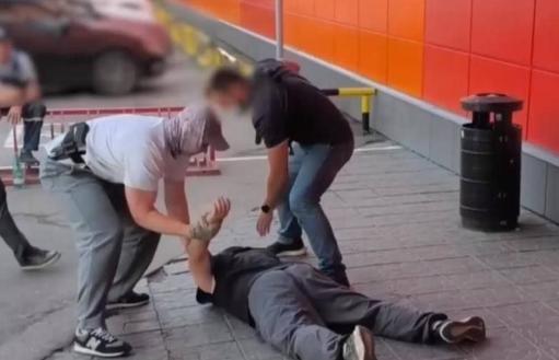 普京收到好消息，俄罗斯克格勃立下大功，现场抓捕乌克兰特务，缴获35架FPV无人机