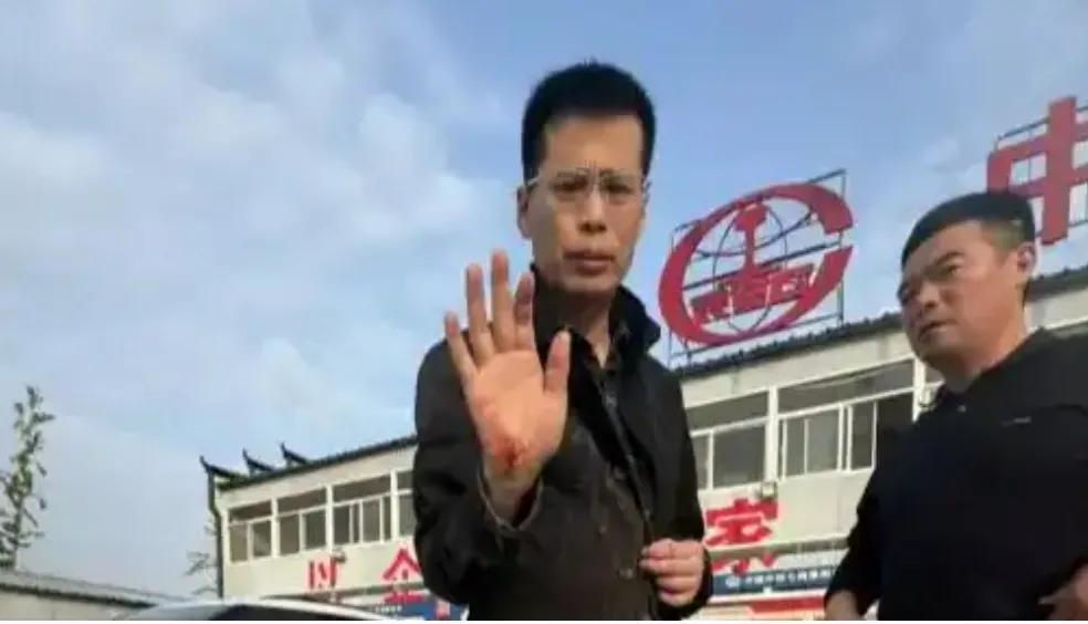 中国记协：遇袭记者安全 手机已退回
11月14日下午，中国记协联系记者王文志进行