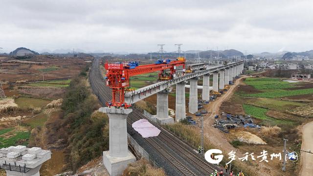 成功上跨沪昆铁路深化“贵阳-安顺-六盘水”黄金旅游通道