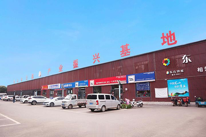 四千六百年历史积淀，两口神奇的井水，一块天生的豆腐。一方水土，造就一方豆腐。龙山