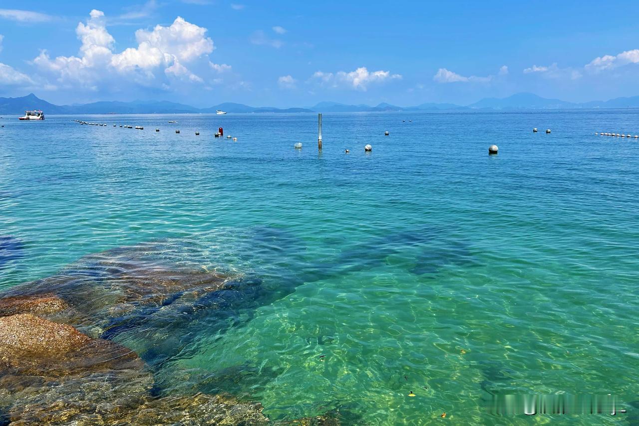 去深圳一定要来鹅公湾看玻璃海！这里蓝绿色的海水就像玻璃一样透明，沙子细软，景美而