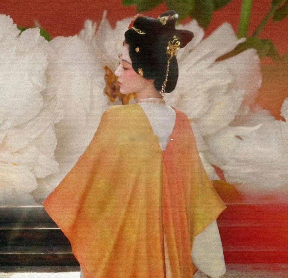 针对网传杨紫李现主演的《国色芳华》和白鹿敖瑞鹏演的《白月梵星》将在同天播出，引发