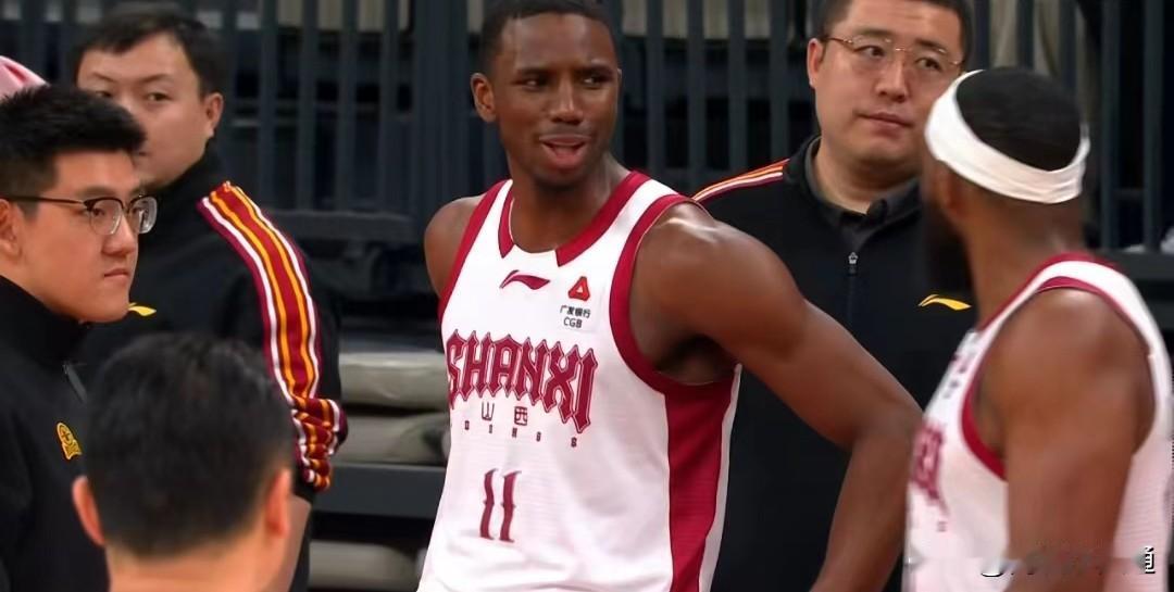 一场比赛冲突不断，山西男篮主帅都被夺权驱逐出场了，你们说比赛激烈不？
深圳队主场