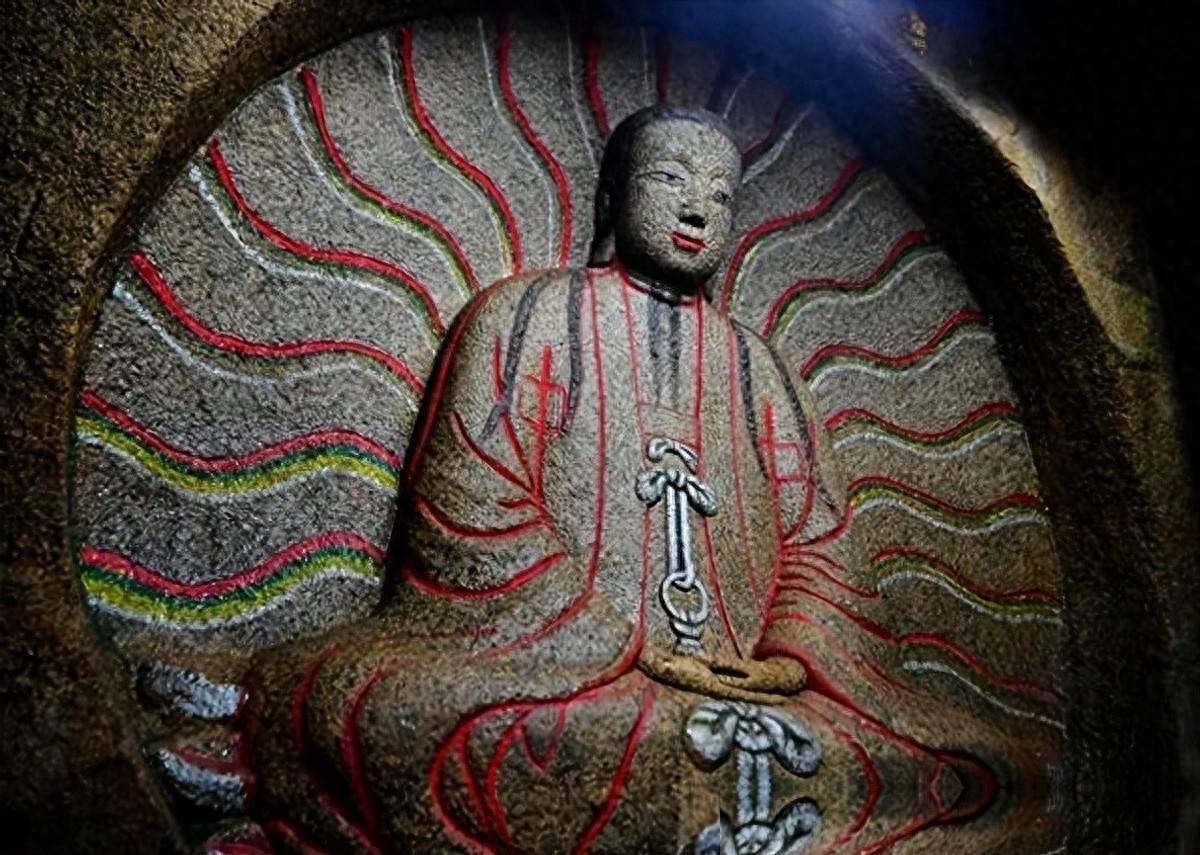 泉州地界有一座寺庙，看似佛教，不是佛教。弘一法师曾经在该寺庙住了一段时间，也是错