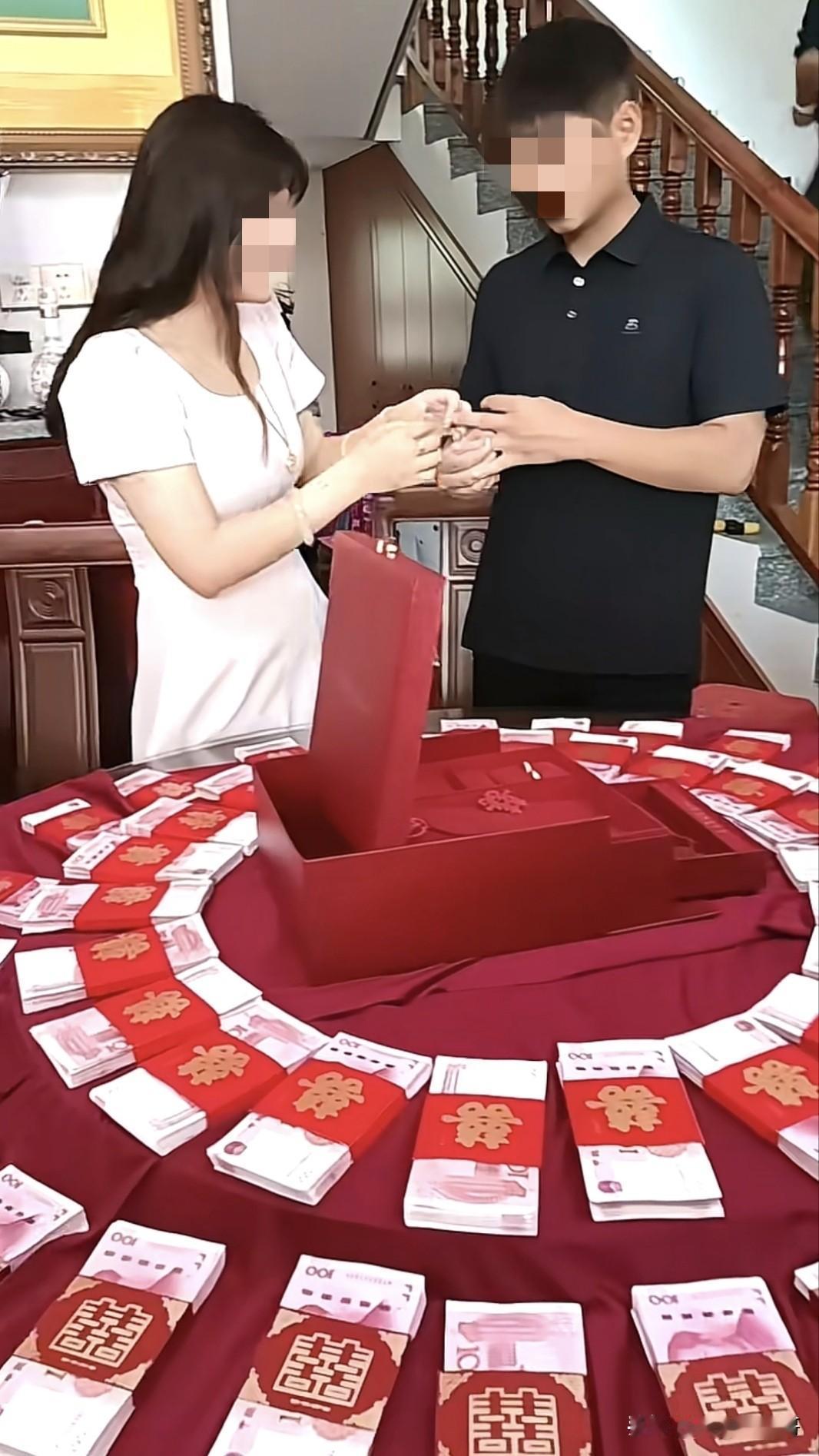 一直不太理解一件事，订婚给彩礼当面清点完毕就行了，为什么要摆放成这样？