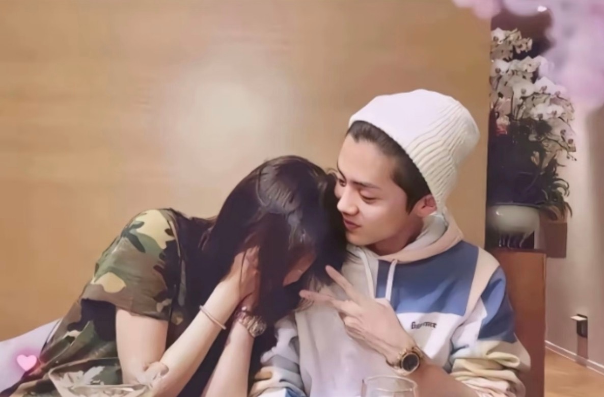 怎么还有人讨论鹿晗 关晓彤分手没有不是早有娱记锤24年底就分手了吗都两年没发生日