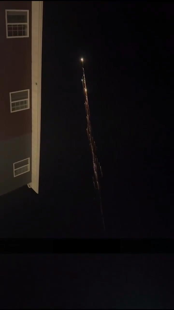 今日，美国夜空中突然出现一串耀眼火光，亮点前后排成一条长线，一边飞行一边裂解。