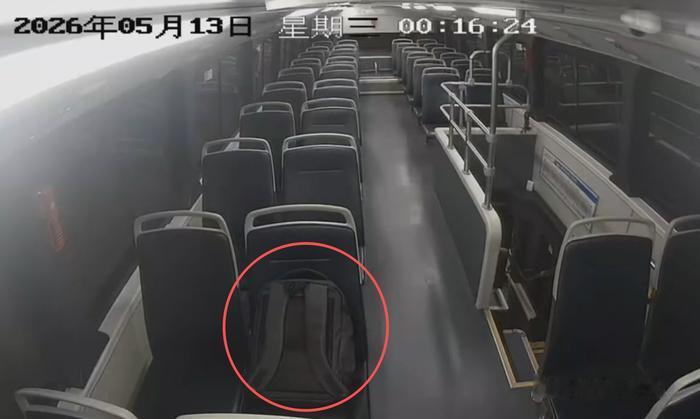 5月12日23时15分，来自安徽宿州的曹先生抵达济南西站后，乘坐202路公交前往