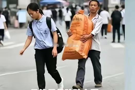 扛着编织袋送女儿上浙大！这位父亲的新衣服，看哭无数人又是开学季，在各高校门口，到