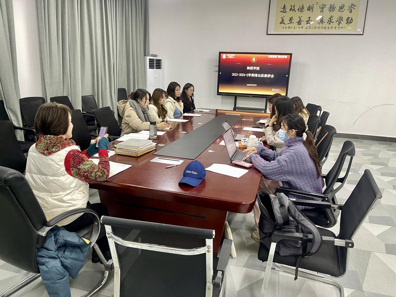 教学管理“管”什么？
 
我认为
紧扣“课标为纲、教材为本、课堂为径、素养为魂”