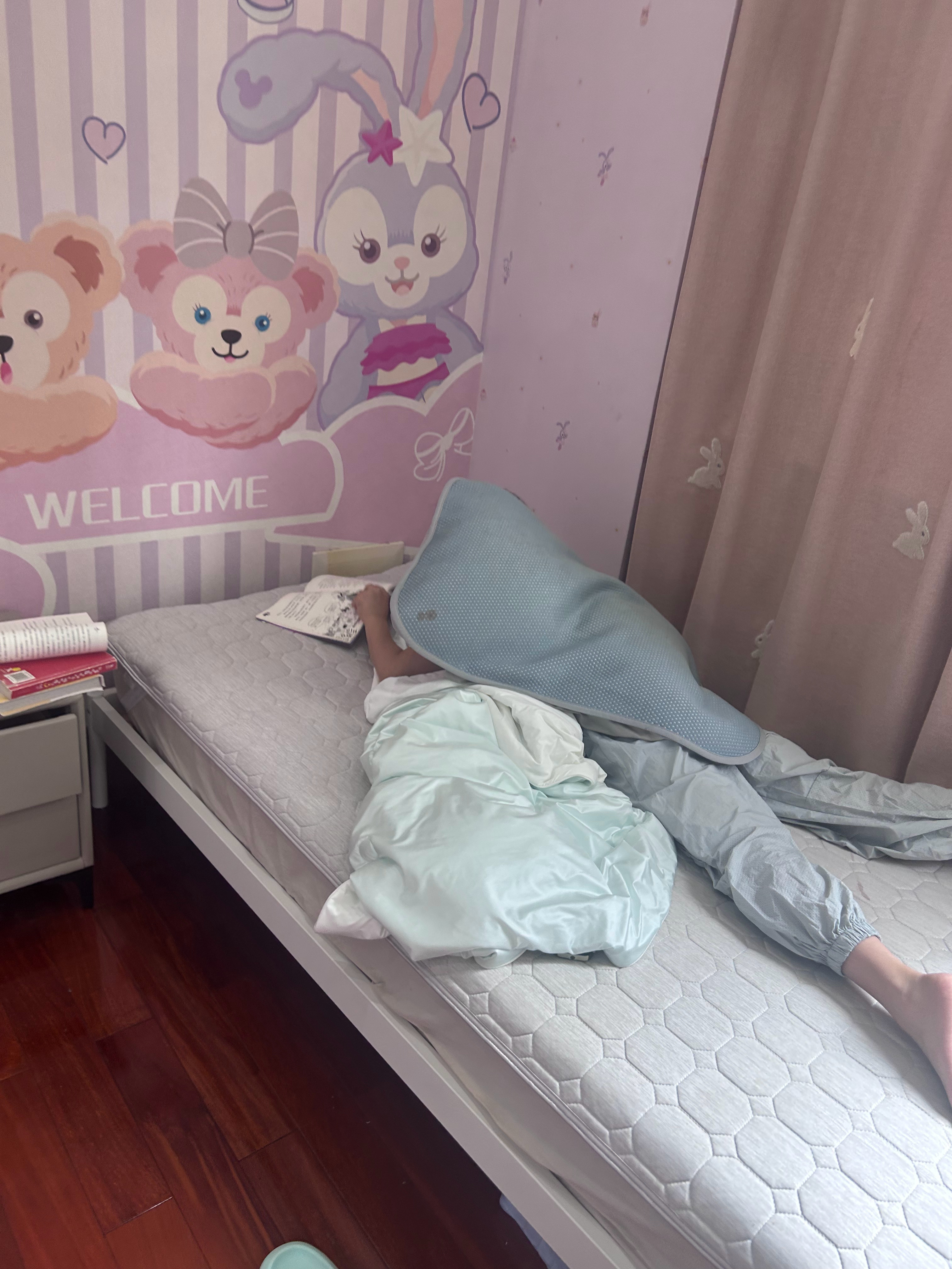 把他ipad收走他去房间看书看了半小时挺好 