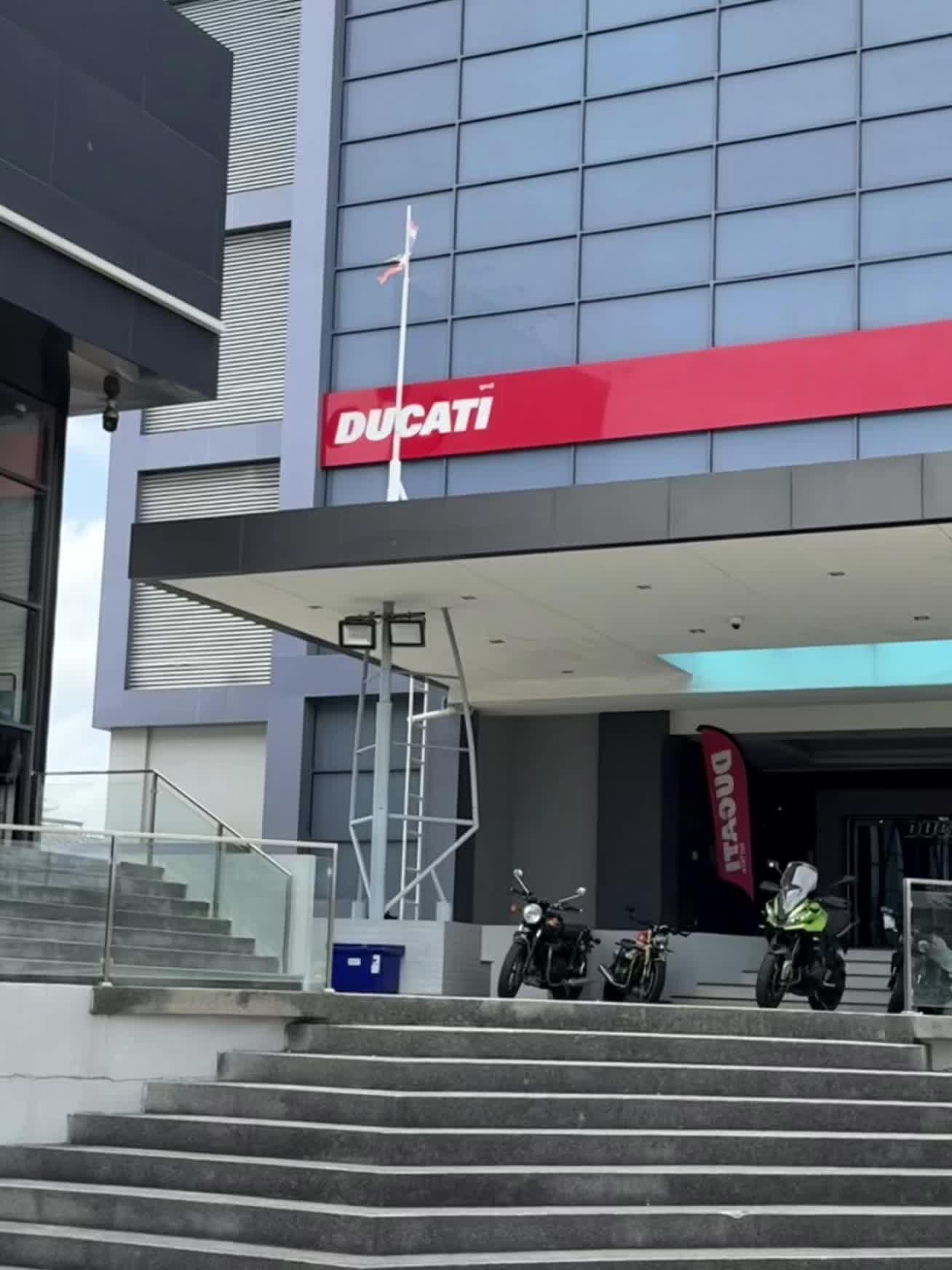 谁懂啊！！这是什么神仙缘分 发现住的酒店正对面居然有家杜卡迪4s店 那...