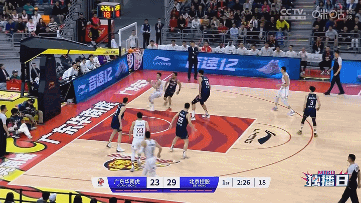 篮球场的老兵油子有时候还是得改改，这球明明是任骏飞自己没卡位抢篮板，为什么还怪去