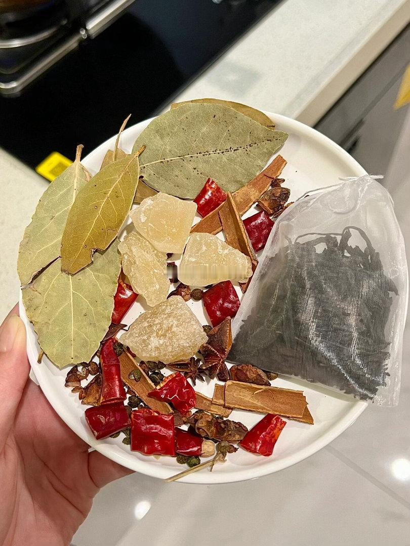 洛阳一卤蛋店爆火老板跪求少来天一凉，就喜欢自己在家做，真的超简单把鸡蛋先煮熟，捞