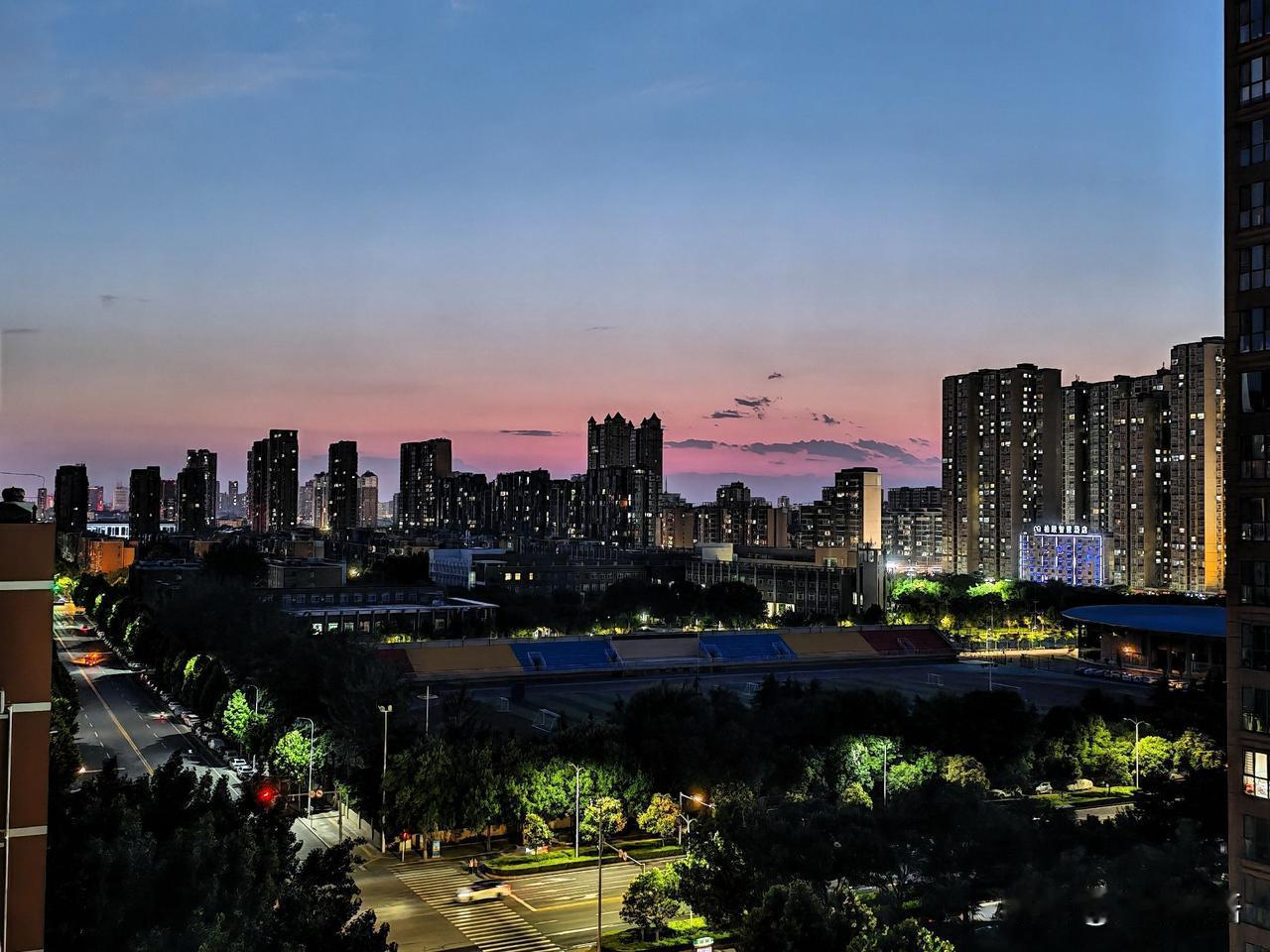 城市黄昏，灯火阑珊，静谧而美丽。