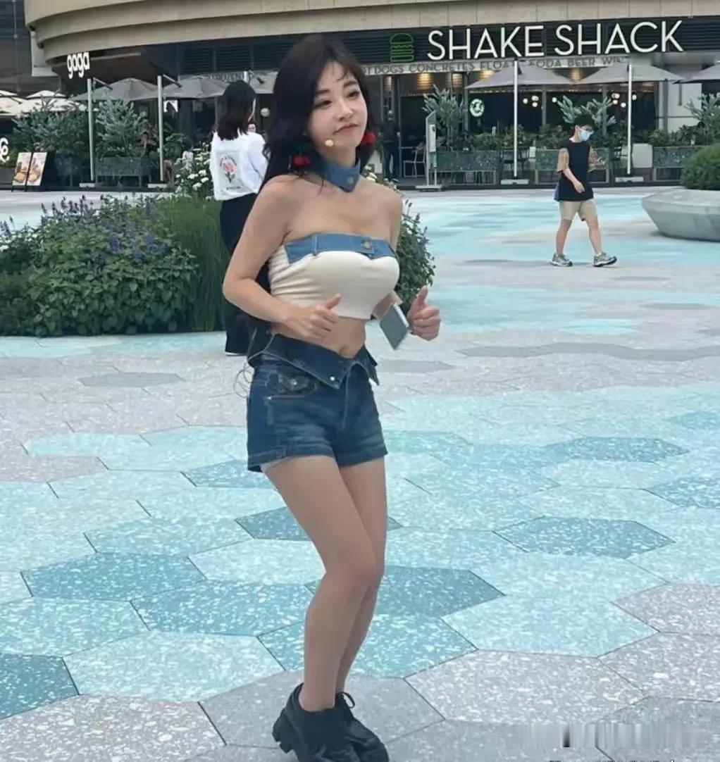 这是冯提莫去掉美颜后的样子，你还觉得好看吗？除了矮，除了胖，好像也没什么过人的“