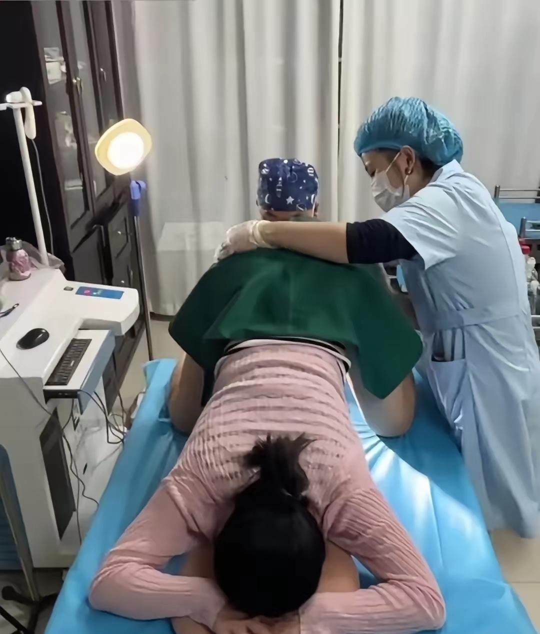 再牛的人到医院自然也乖乖了，
朋友吐槽说，我是一个男人，做过痔疮手术，两个女大夫