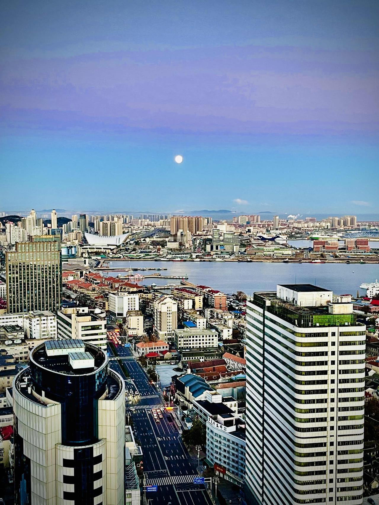 东边日出西边月，到是早晨还黄昏？