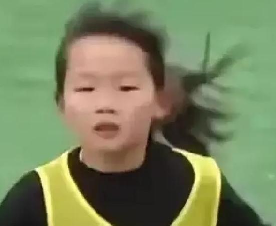 决赛踢到点球那一刻，场边估计不少人手心都出汗了。一个12岁中国女孩，硬是顶在后防