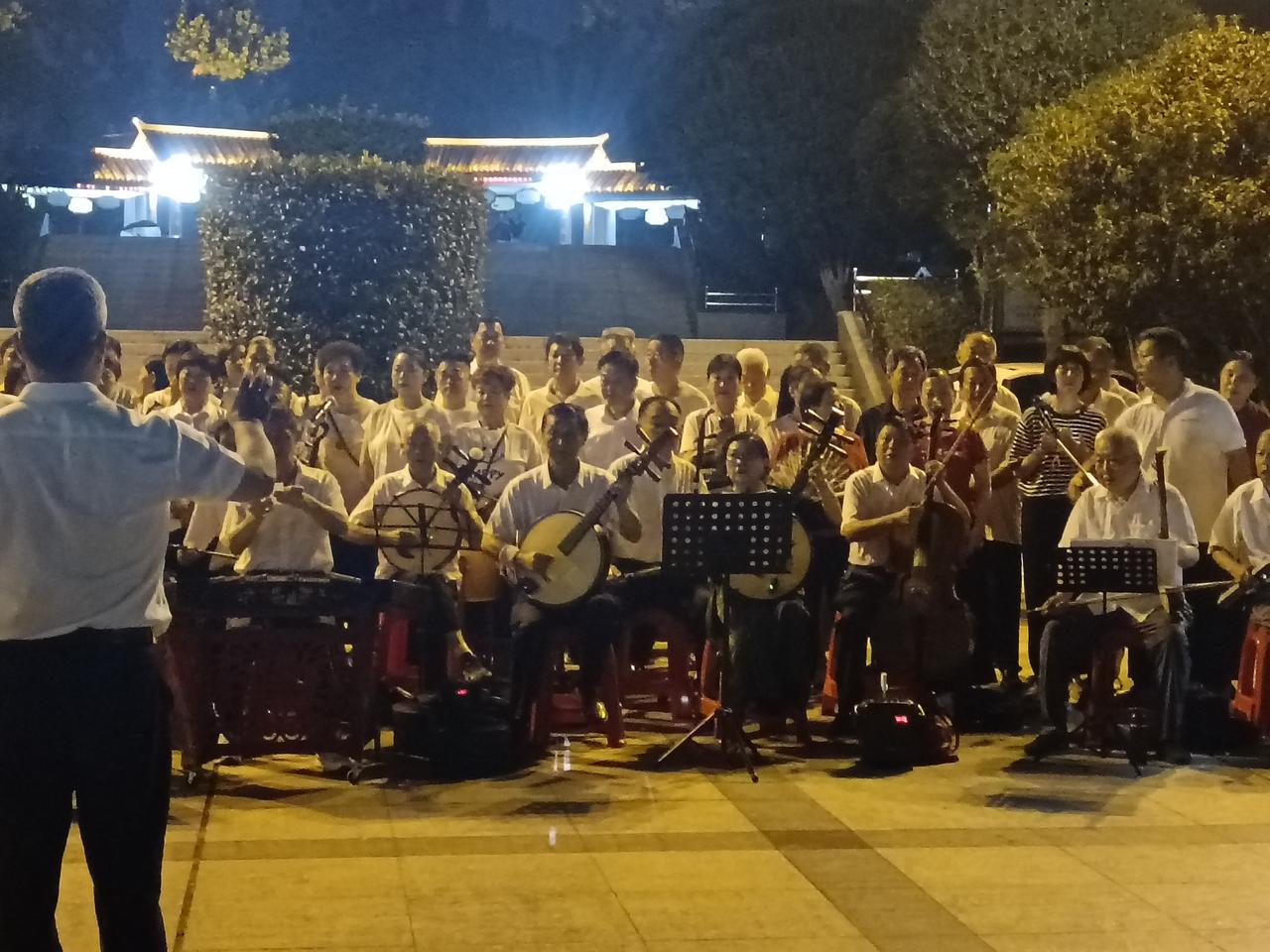 2025年9月6日恰逢中元节，晚上，豫南明珠艺术团在商城县崇福公园隆重举行纪念中