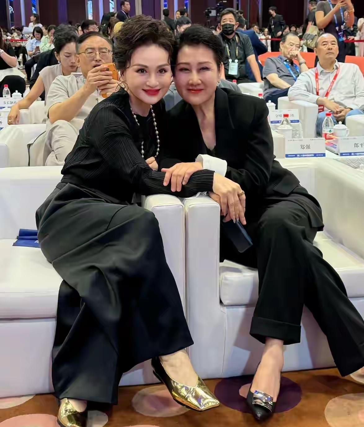 老剧经典同框来袭！画面里的两位老牌艺人看着格外眼熟，可一时半会儿叫不出名字。能一