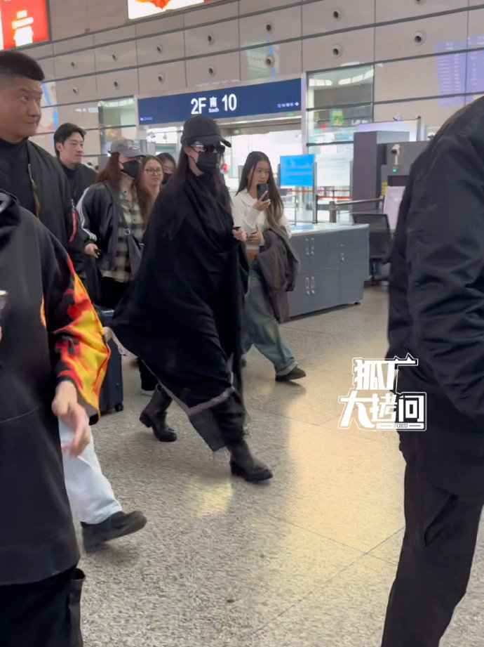 刘亦菲出发VOGUE了  刘亦菲allblack路透 刘亦菲出发VOGUE了，刘