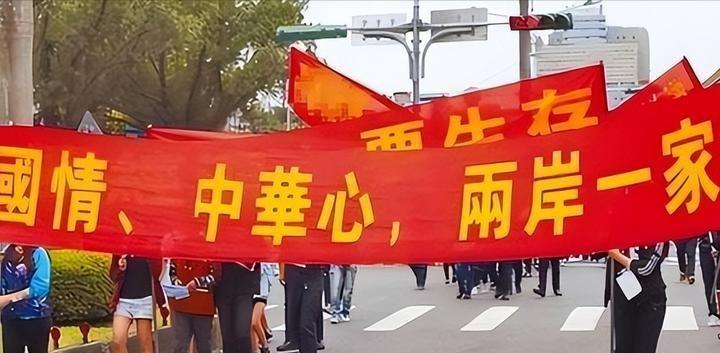 站到福建这嘎海边儿，咸风吹得人眯起眼，隔岸望去，那点儿距离真就像能伸手摸着似的。