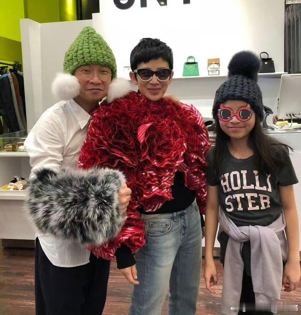 吴君如墨镜一戴气场全开花儿与少年 墨镜一戴气场瞬间就位，吴君如往那一站，走路都自